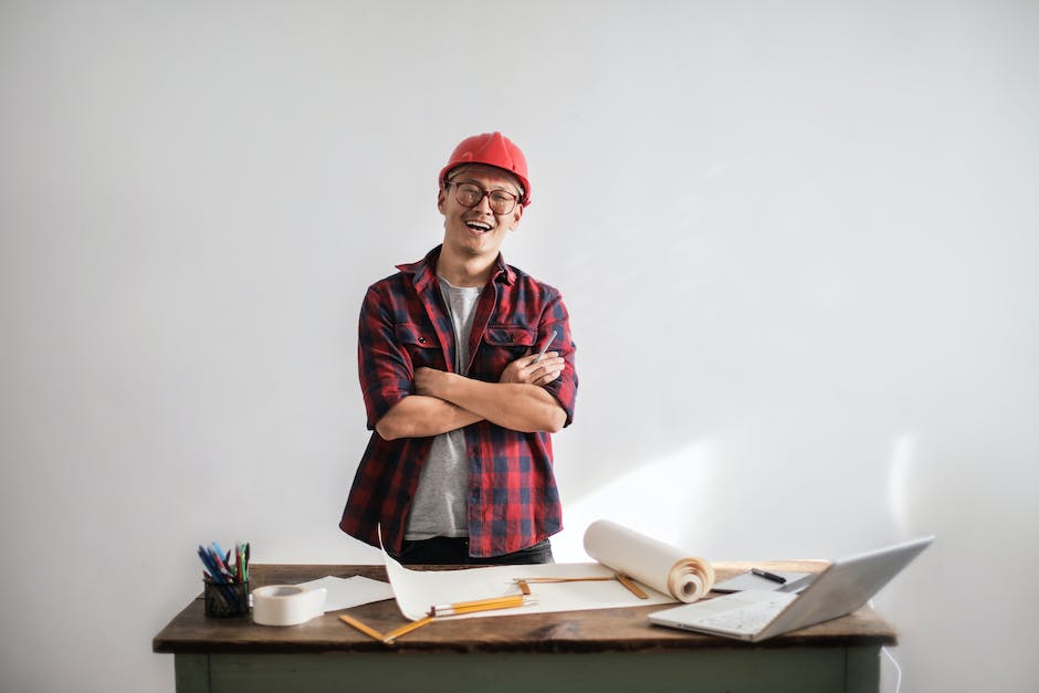Image of a fence contractor working on a project