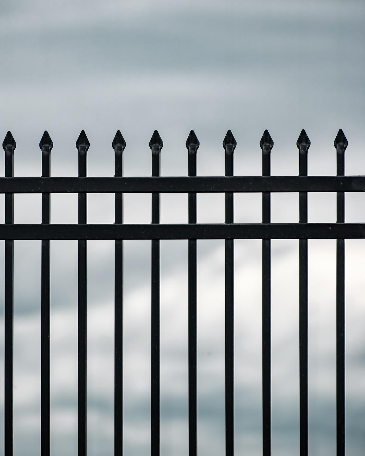 Image illustrating reputation management tips for a fence contracting business